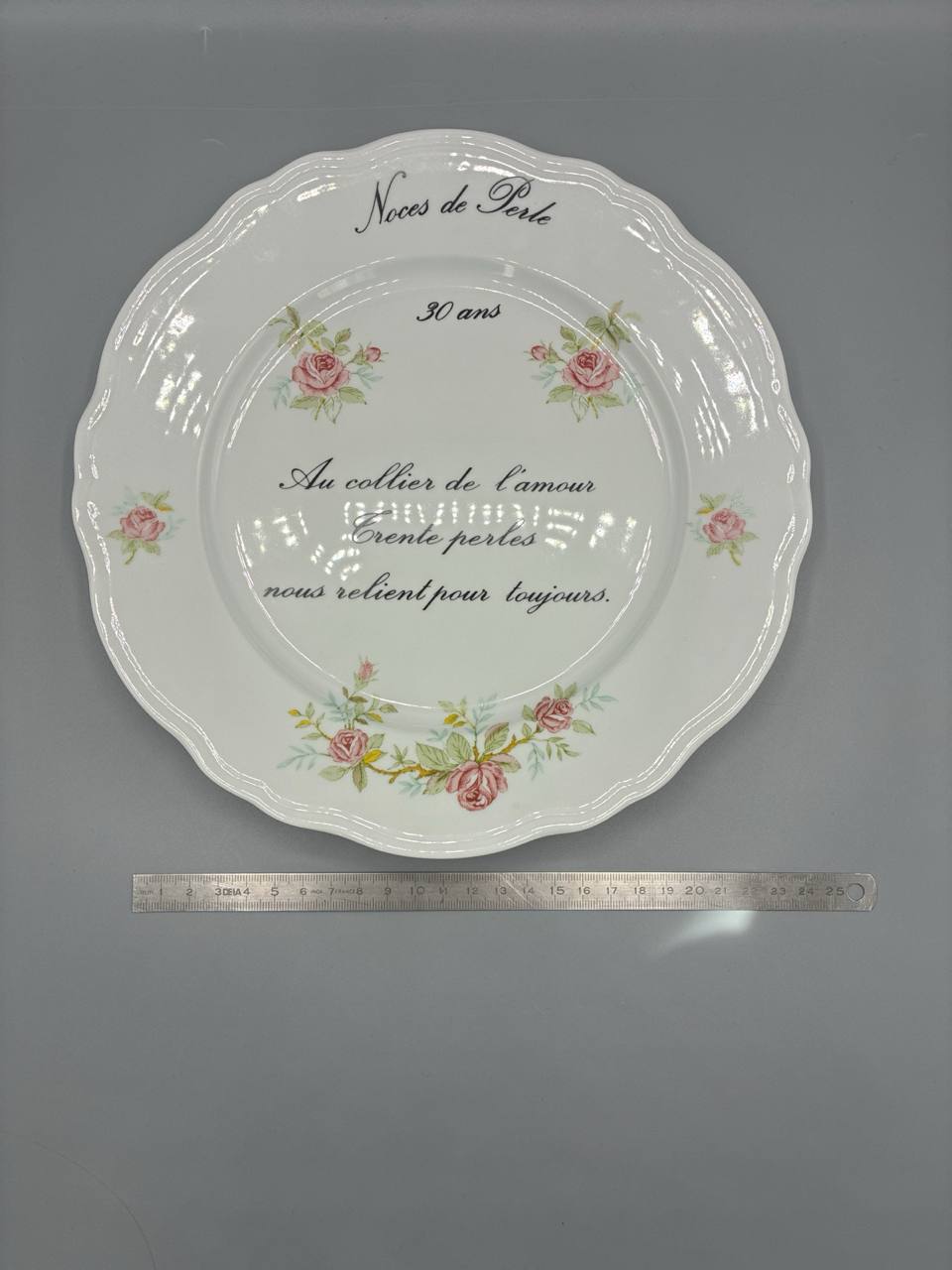 Assiette Noces de Perle – Porcelaine blanche décorée roses et poème