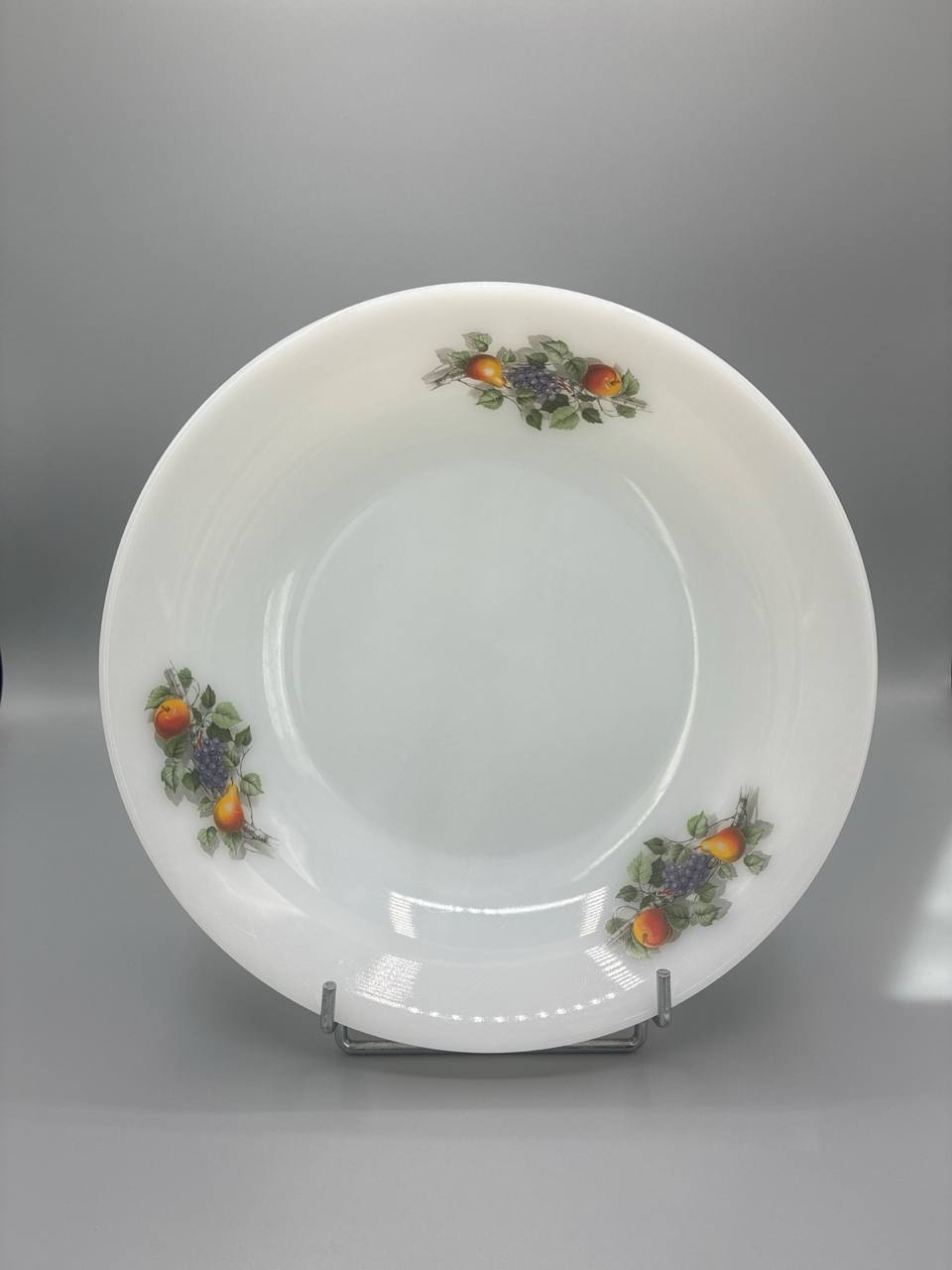 Plat creux Arcopal France – Décor fruits d'automne, verre opale blanc