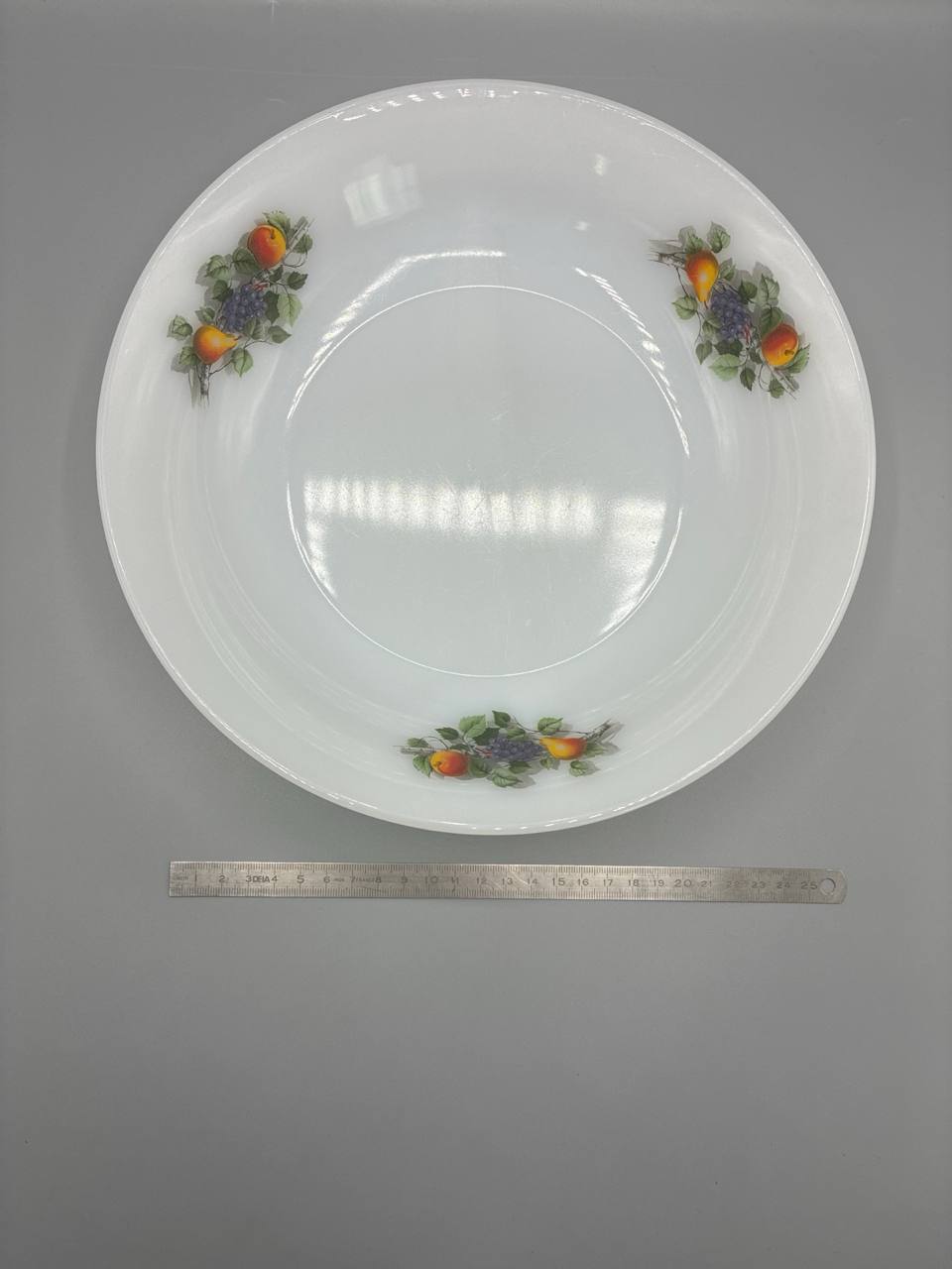 Plat creux Arcopal France – Décor fruits d'automne, verre opale blanc