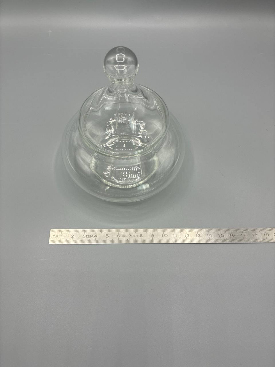 Bonbonnière en verre pressé transparent – Couvercle à bouton boule, décor moulé