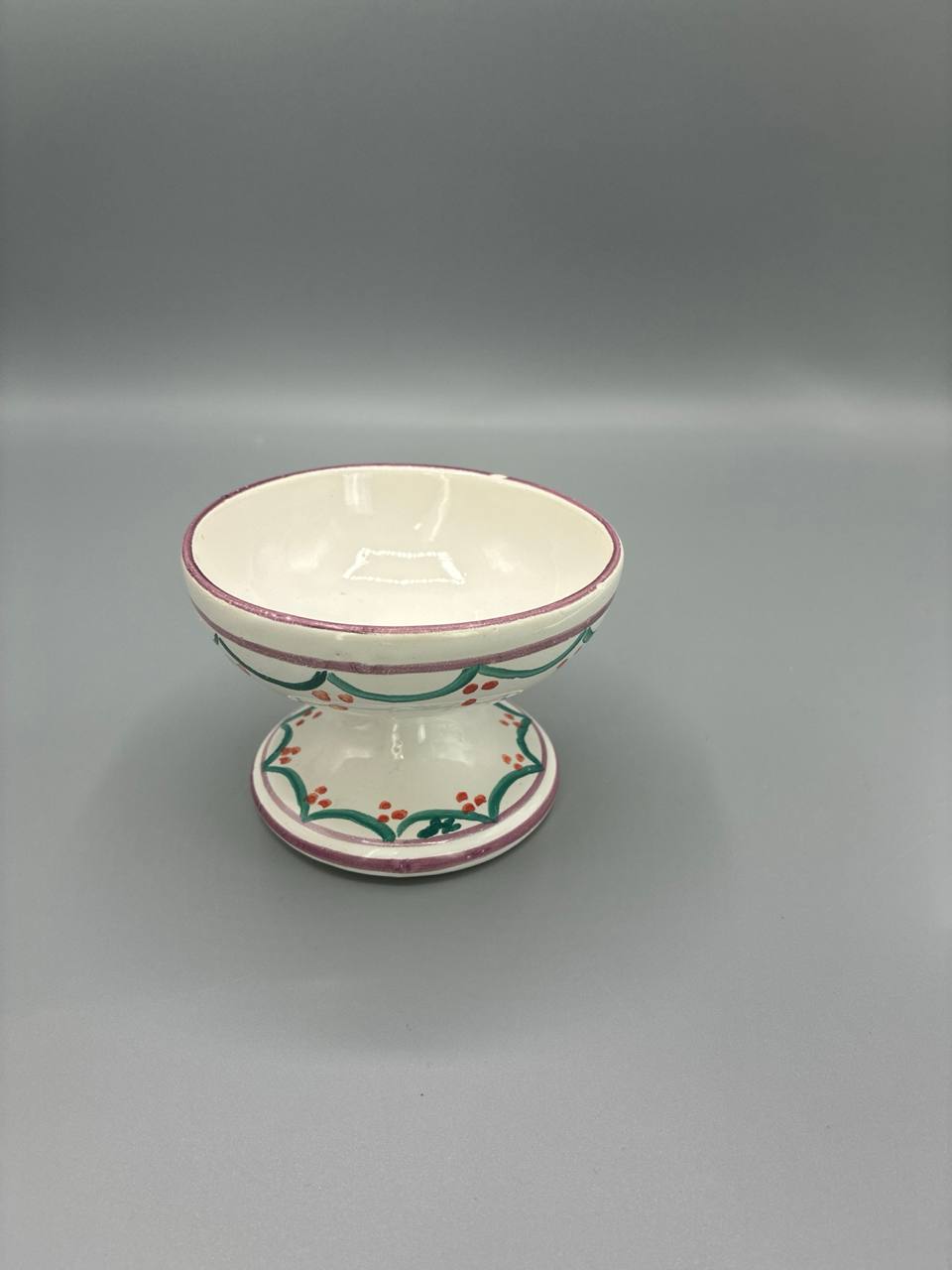 Petite coupe sur piédouche en faïence blanche – Décor guirlandes peint main