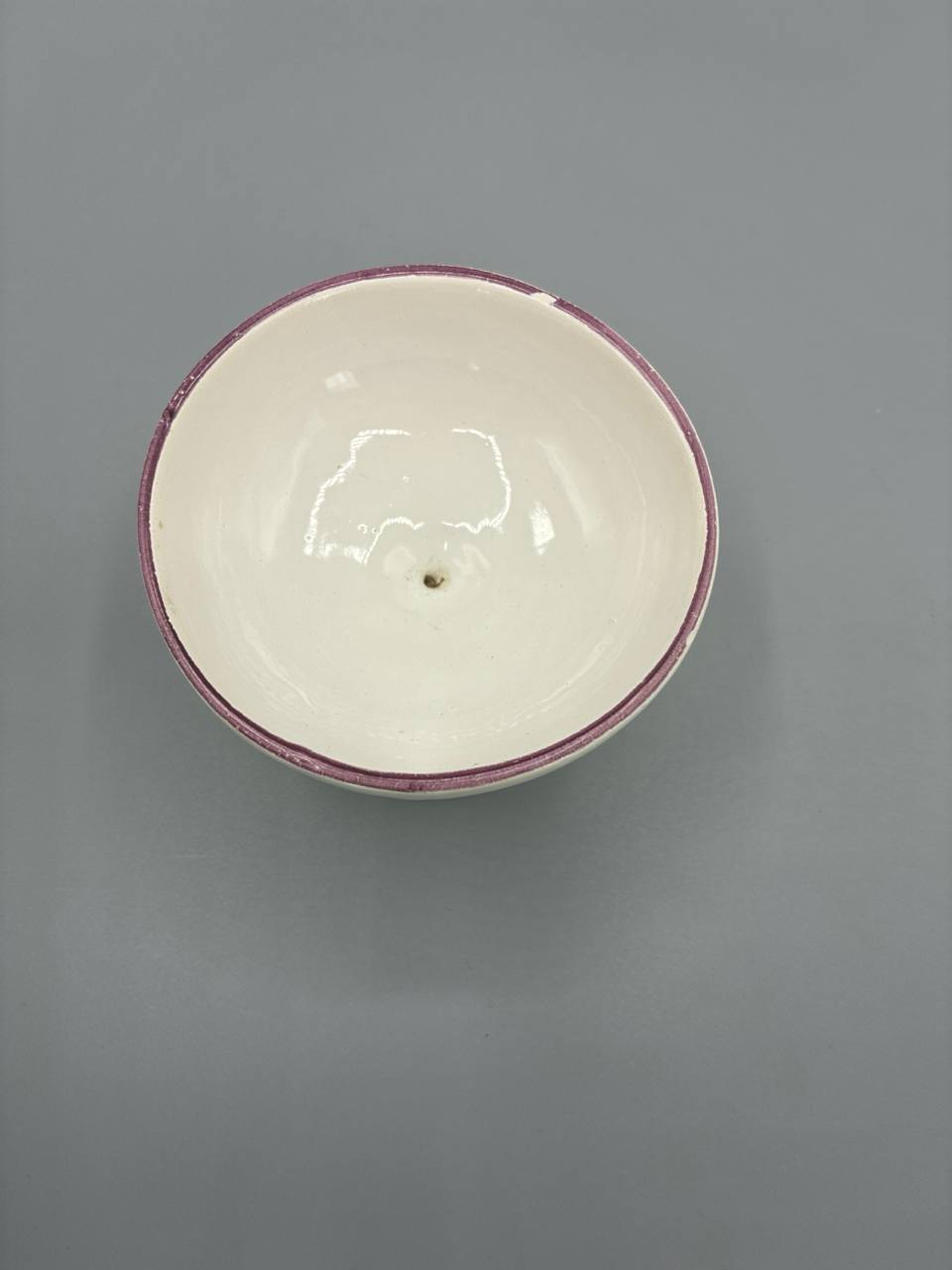 Petite coupe sur piédouche en faïence blanche – Décor guirlandes peint main