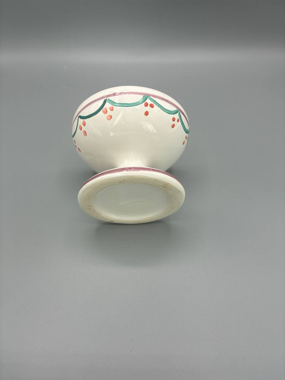 Petite coupe sur piédouche en faïence blanche – Décor guirlandes peint main