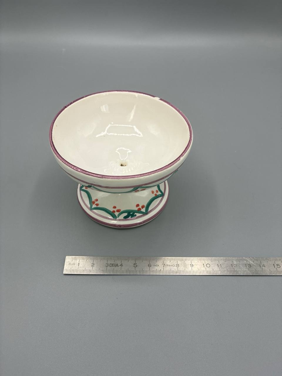Petite coupe sur piédouche en faïence blanche – Décor guirlandes peint main