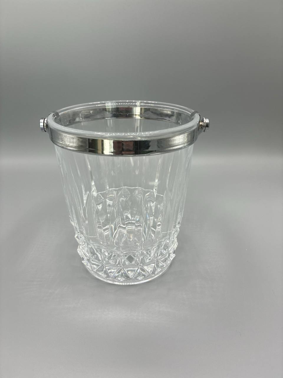 Seau à glace en cristal taillé – Monture et anse chromées – Art de la table vintage