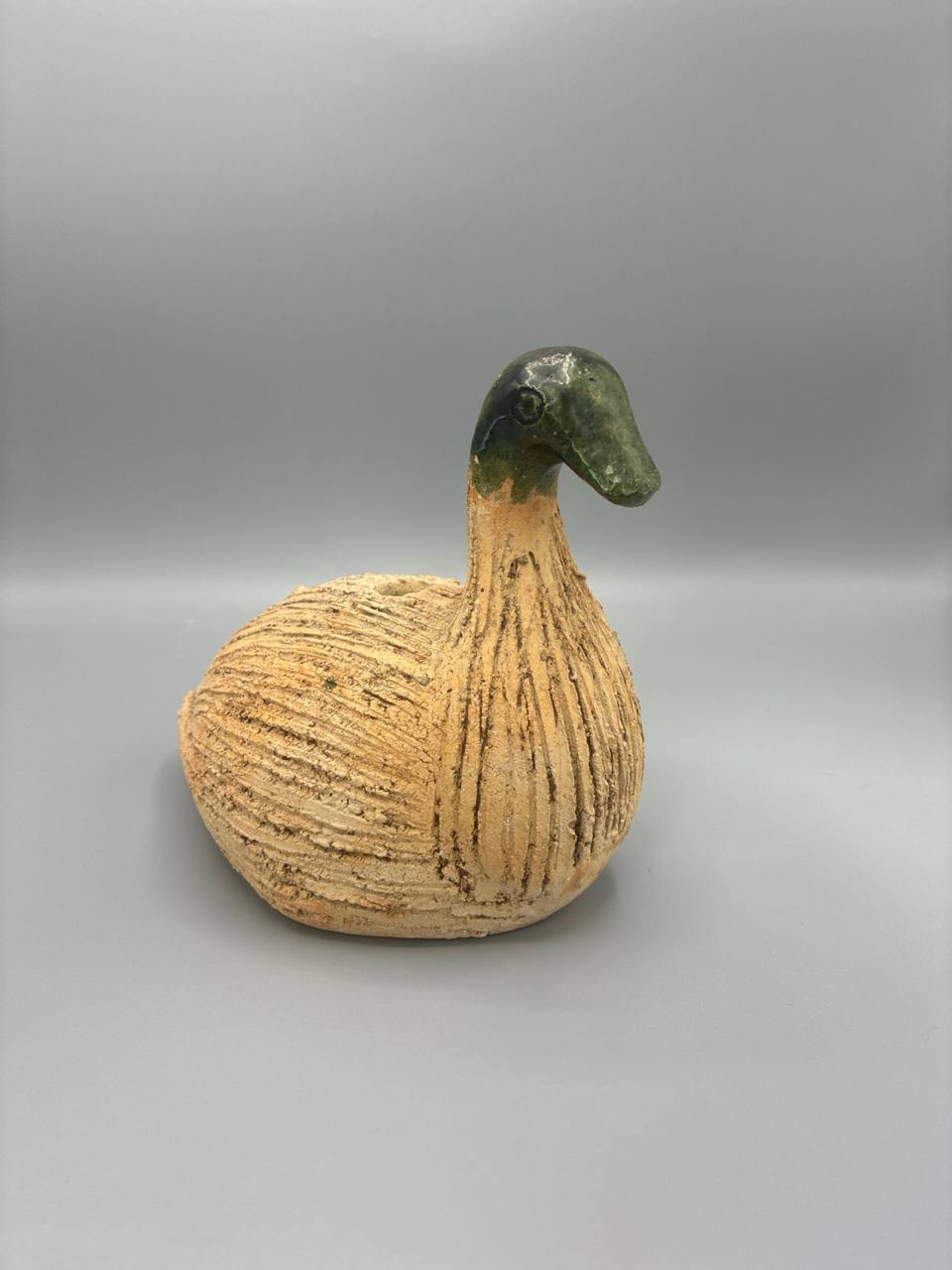 Canard soliflore en grès chamotté texturé – Émail vert olive – Céramique artisanale