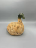 Canard soliflore en grès chamotté texturé – Émail vert olive – Céramique artisanale