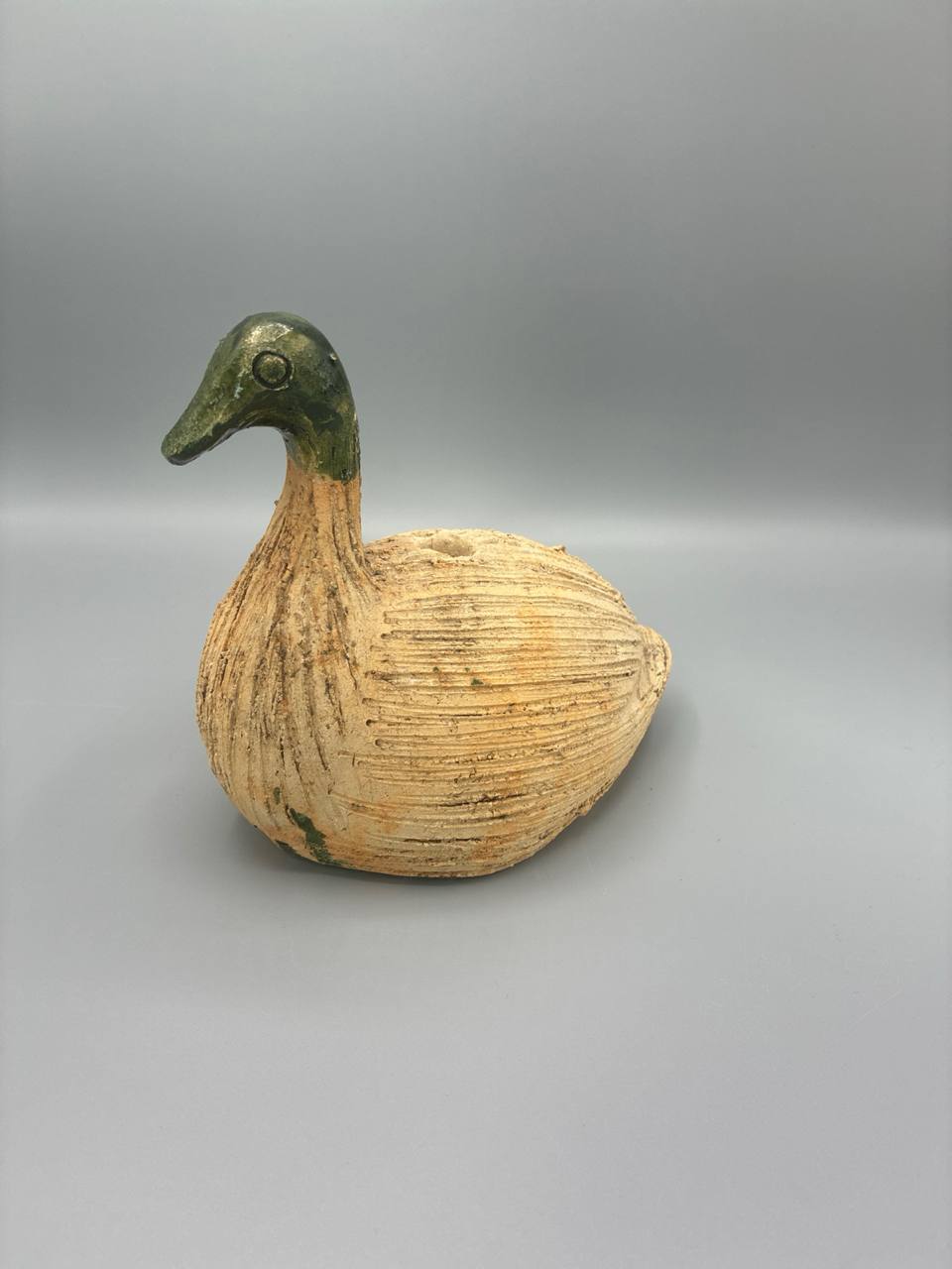 Canard soliflore en grès chamotté texturé – Émail vert olive – Céramique artisanale