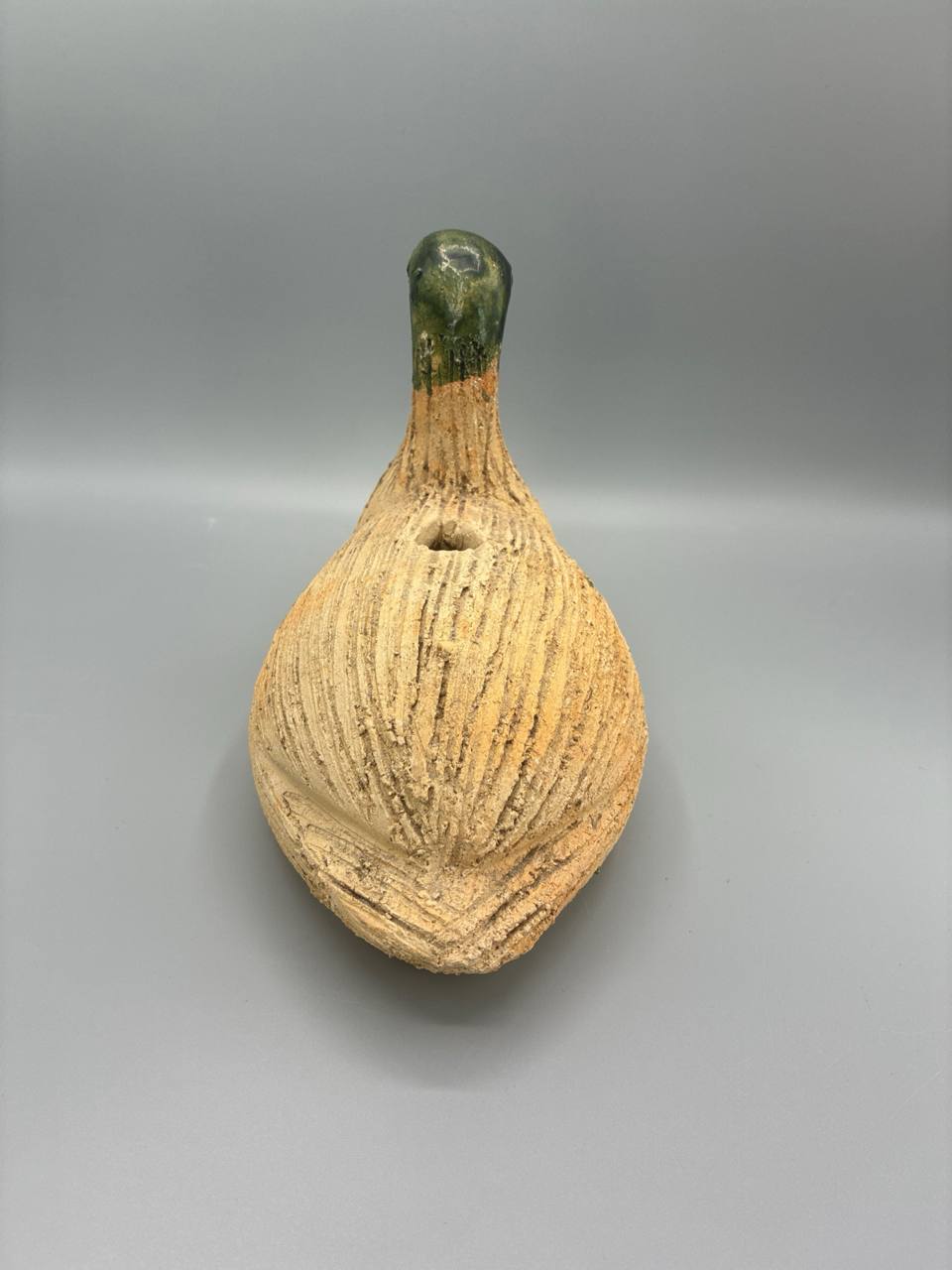 Canard soliflore en grès chamotté texturé – Émail vert olive – Céramique artisanale
