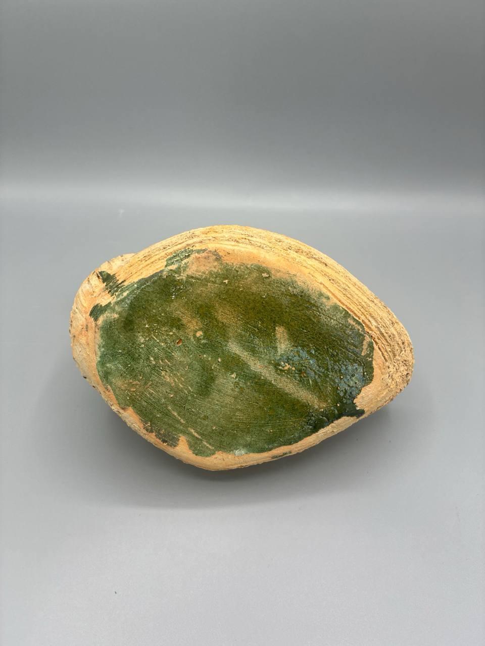 Canard soliflore en grès chamotté texturé – Émail vert olive – Céramique artisanale