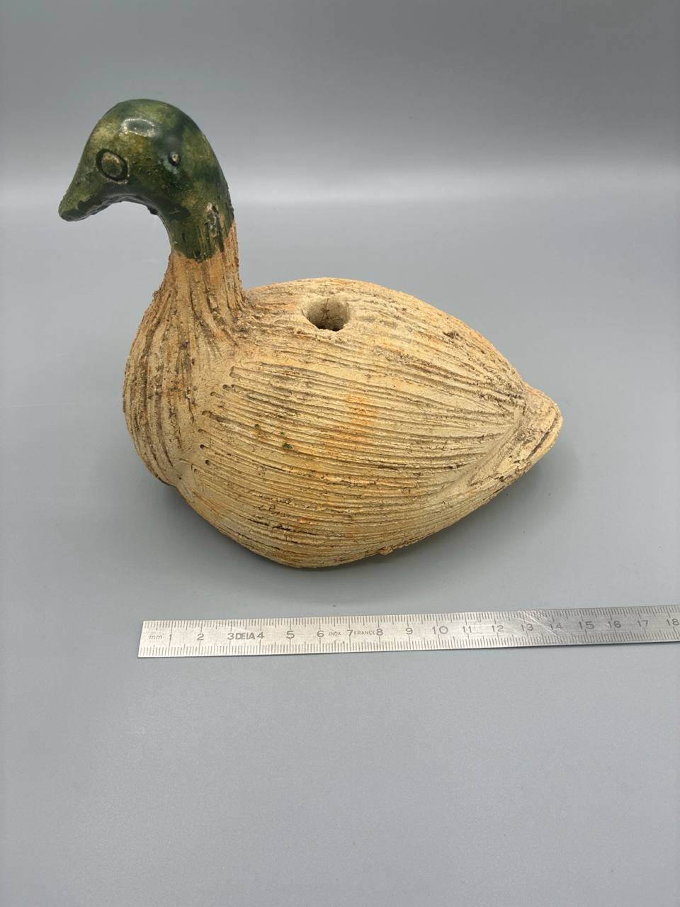 Canard soliflore en grès chamotté texturé – Émail vert olive – Céramique artisanale
