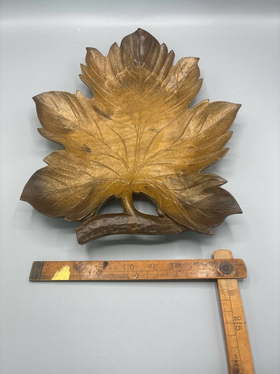 Plat décoratif feuille de vigne en bois moulé – Bois Moulé – Vintage