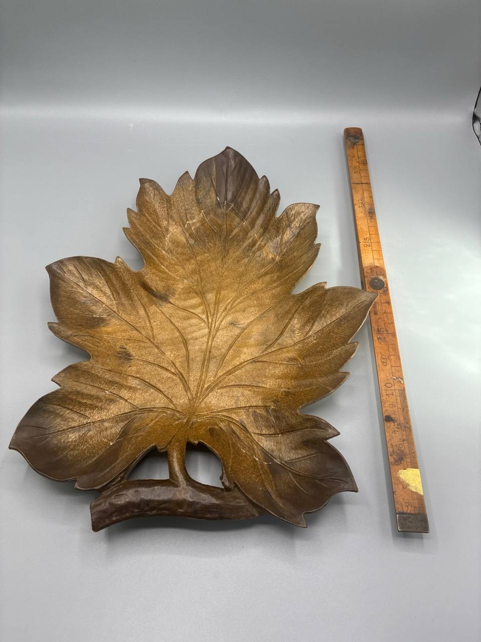 Plat décoratif feuille de vigne en bois moulé – Bois Moulé – Vintage
