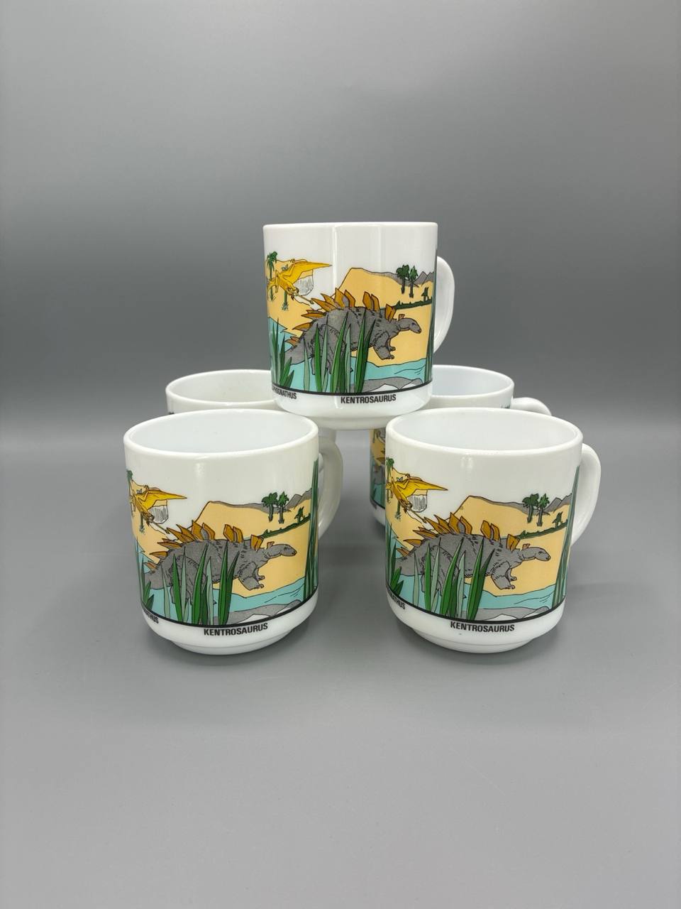 Série de 5 mugs Arcopal – Décor dinosaures Jurassique – Kentrosaurus Scaphognathus – Années 80