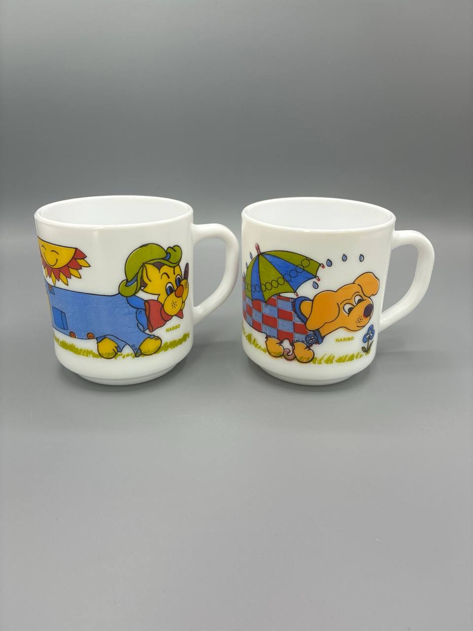 Paire de mugs Arcopal – Décor Haribo chien mascotte – Verre opale – Années 80
