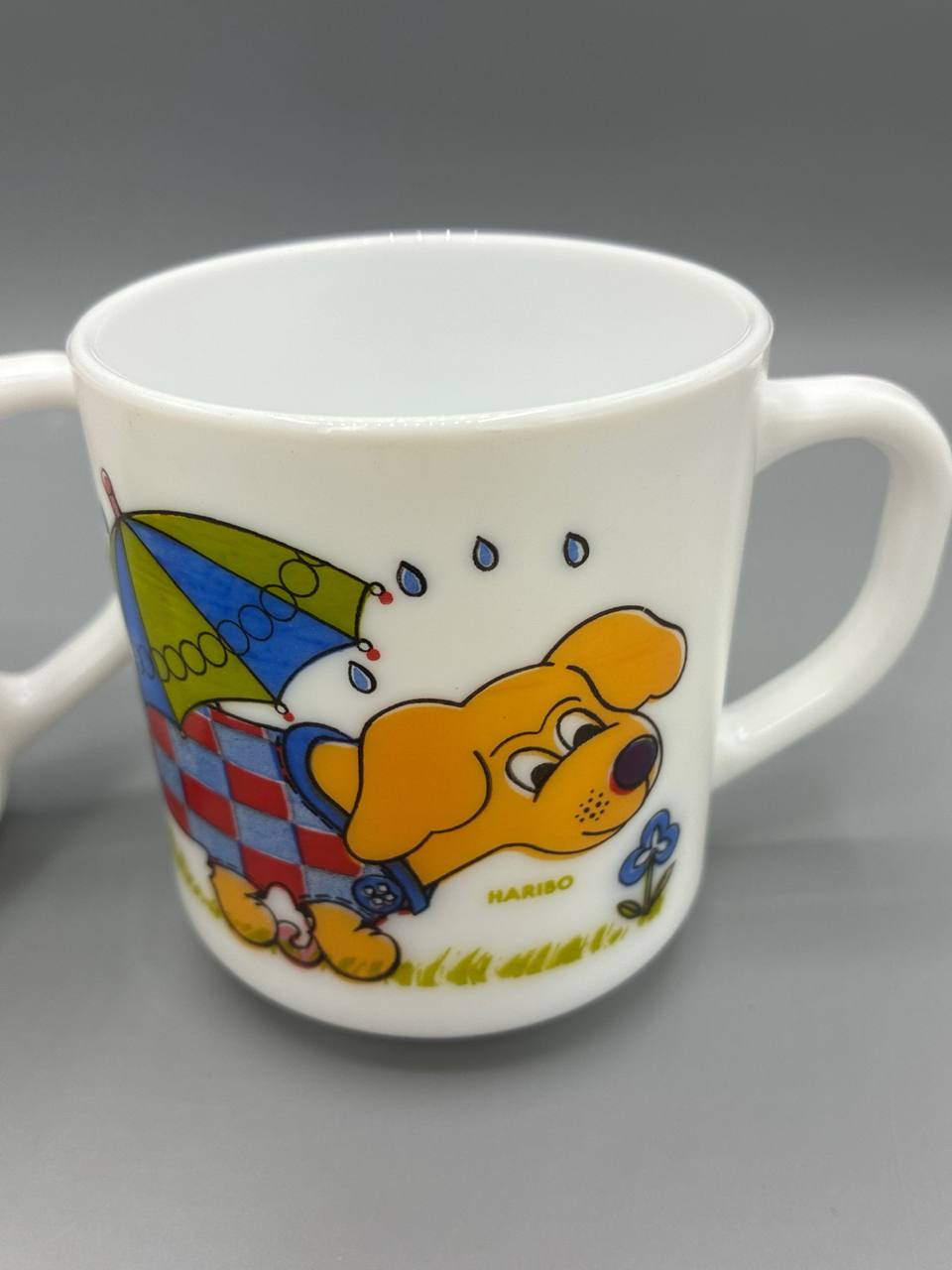 Paire de mugs Arcopal – Décor Haribo chien mascotte – Verre opale – Années 80