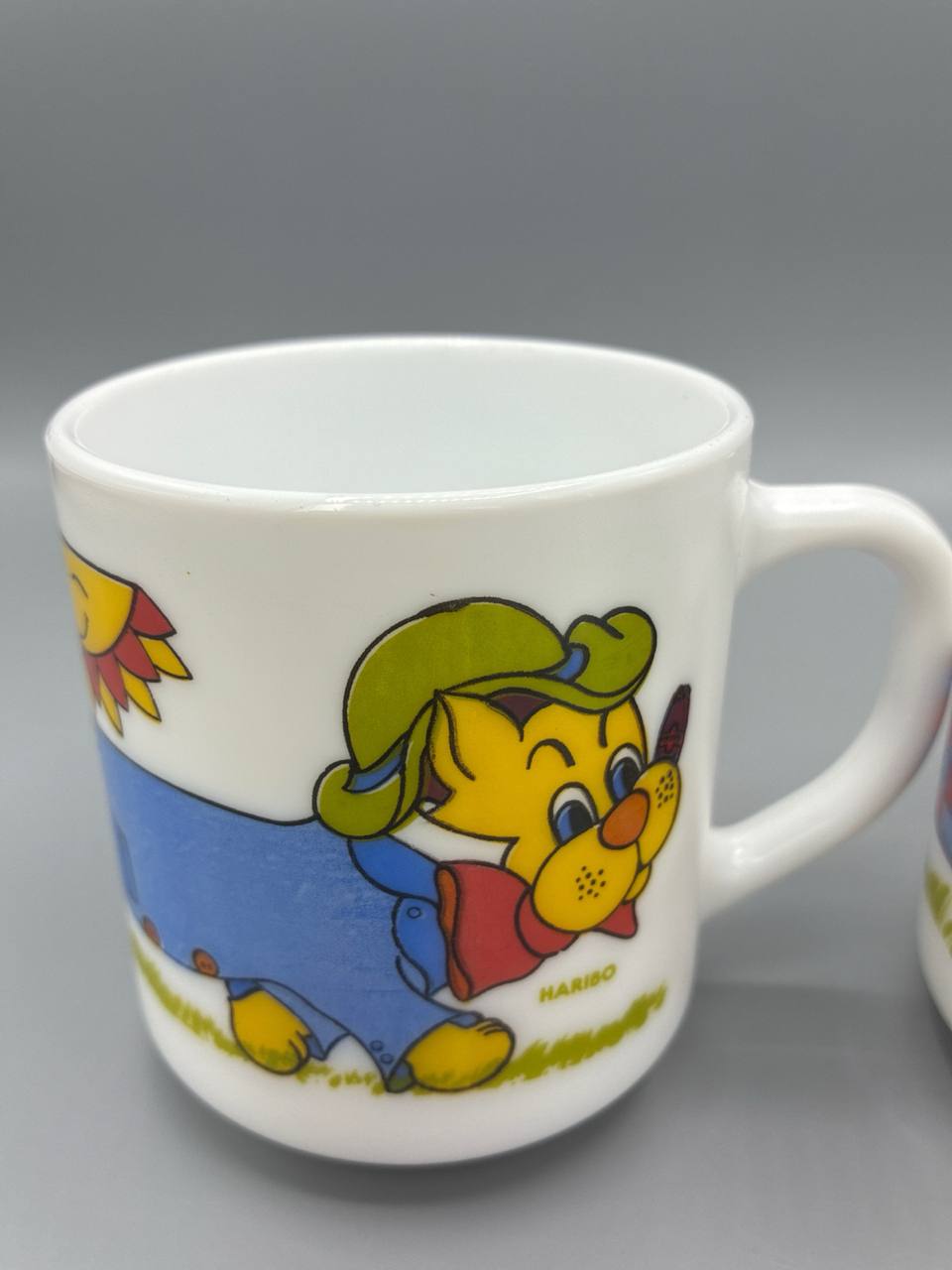 Paire de mugs Arcopal – Décor Haribo chien mascotte – Verre opale – Années 80