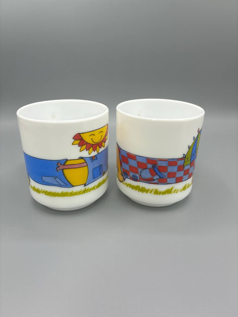 Paire de mugs Arcopal – Décor Haribo chien mascotte – Verre opale – Années 80