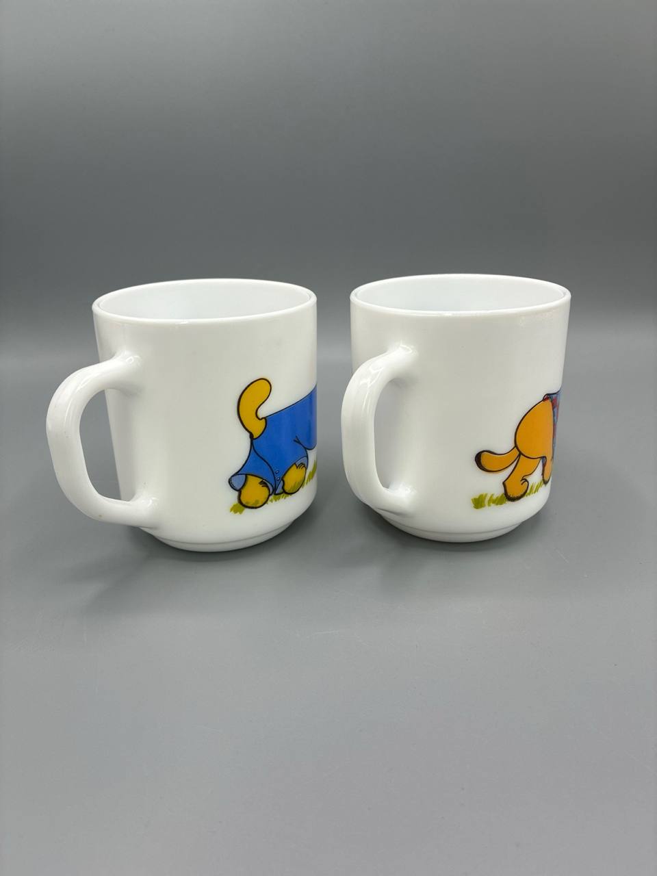 Paire de mugs Arcopal – Décor Haribo chien mascotte – Verre opale – Années 80