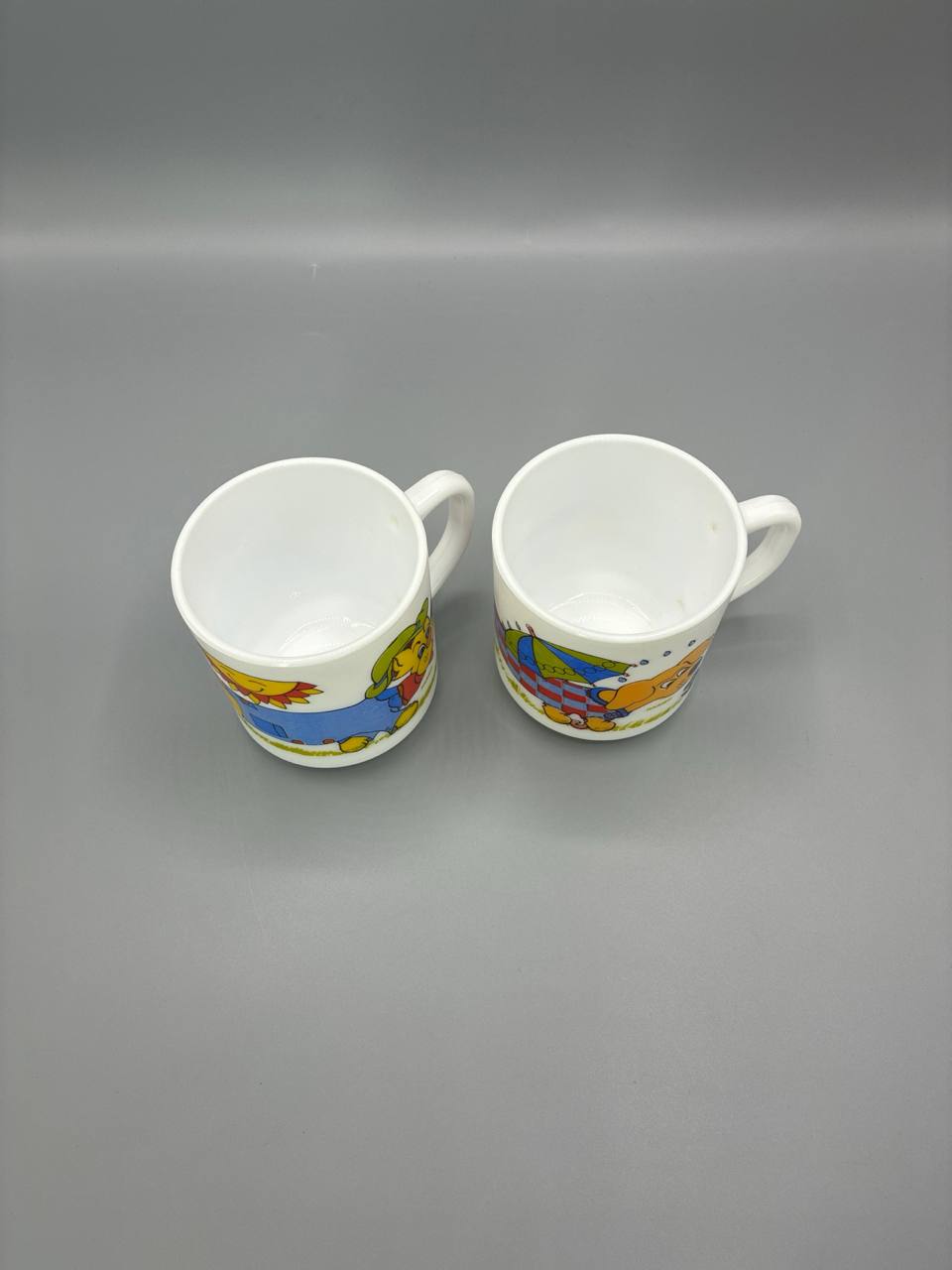 Paire de mugs Arcopal – Décor Haribo chien mascotte – Verre opale – Années 80