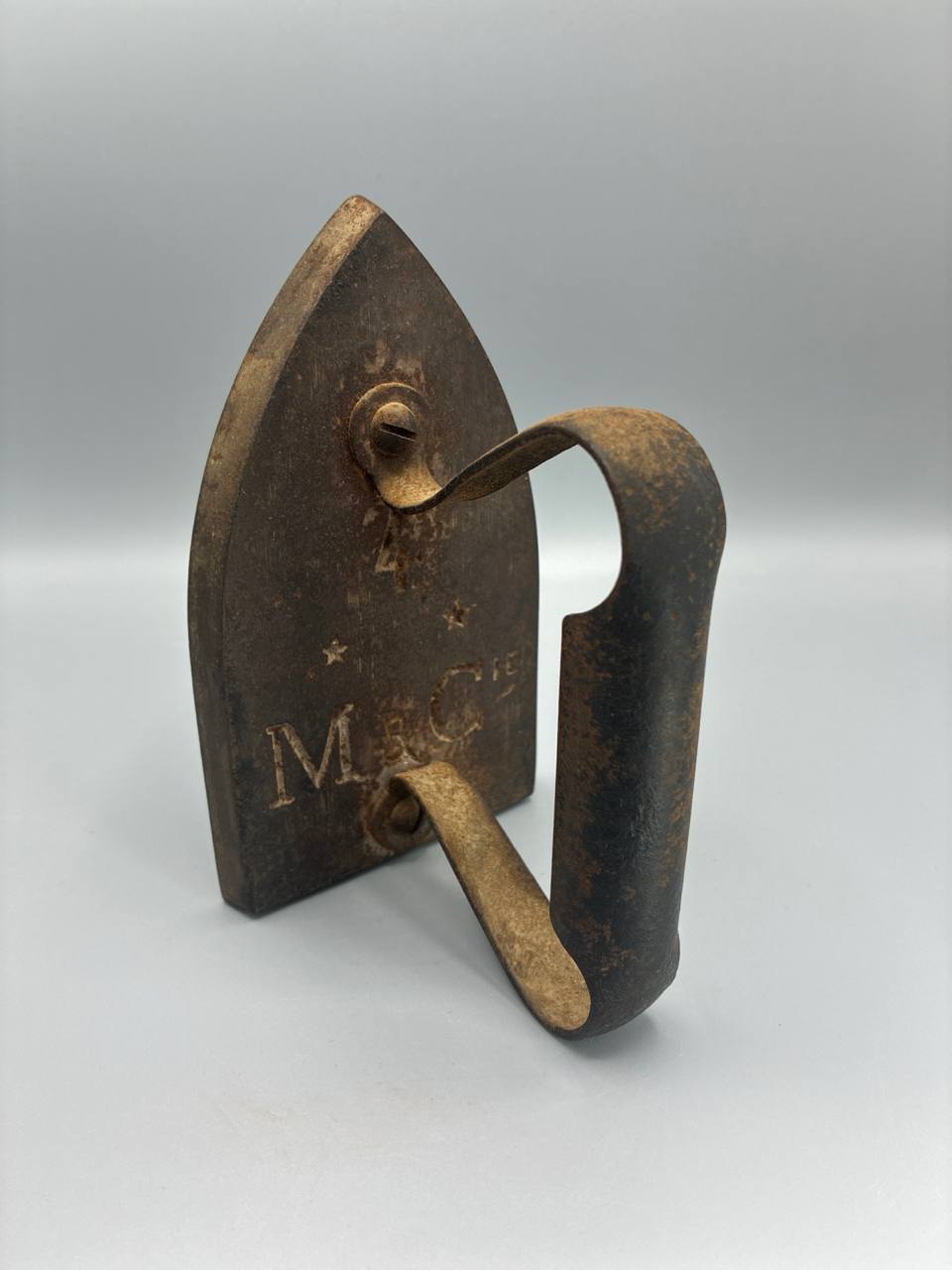 Fer à repasser ancien en fonte – Anse forgée articulée – Marquage étoiles et lettre M – XIXe siècle