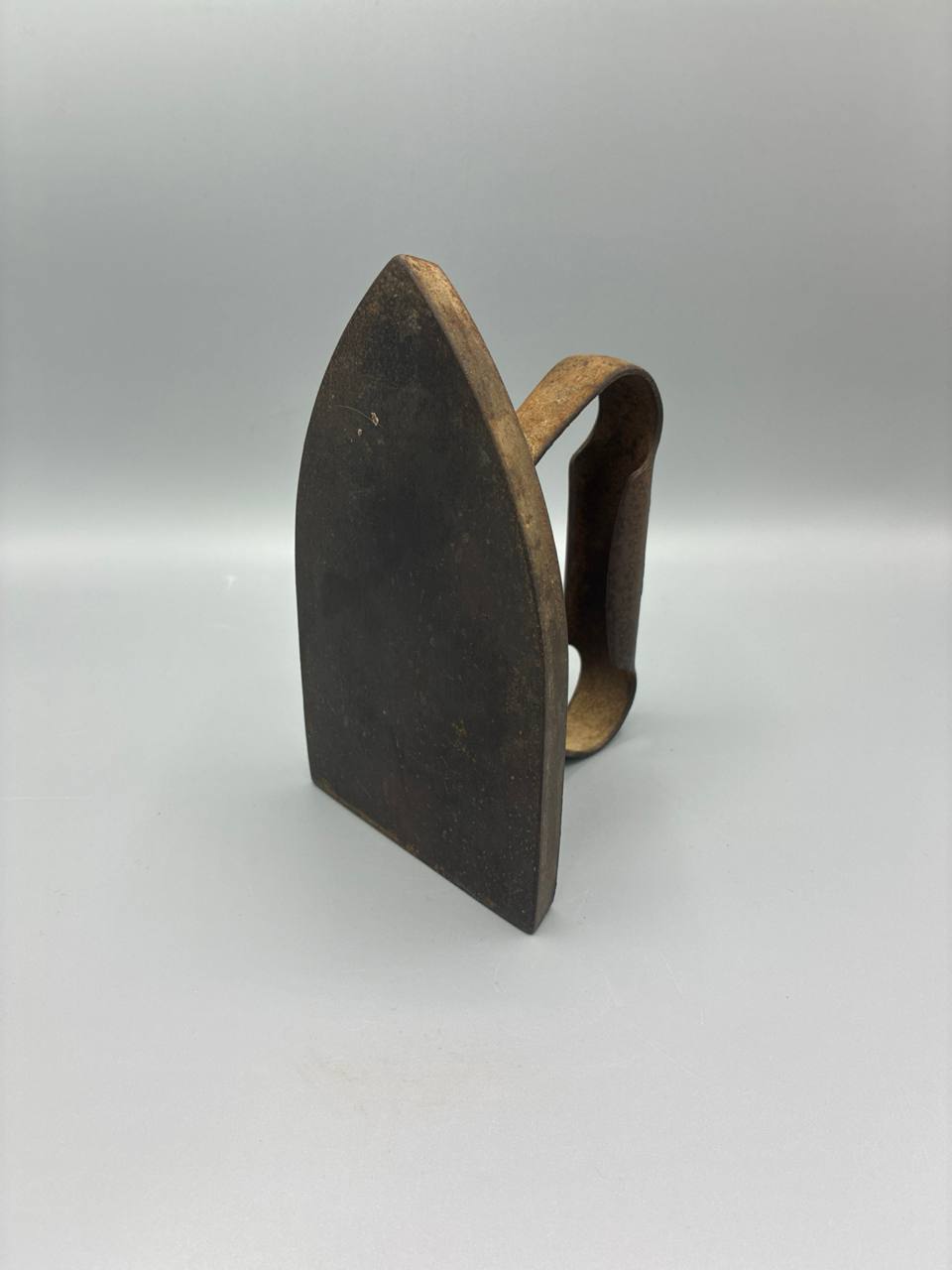 Fer à repasser ancien en fonte – Anse forgée articulée – Marquage étoiles et lettre M – XIXe siècle