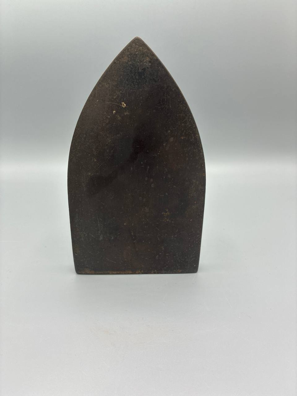 Fer à repasser ancien en fonte – Anse forgée articulée – Marquage étoiles et lettre M – XIXe siècle