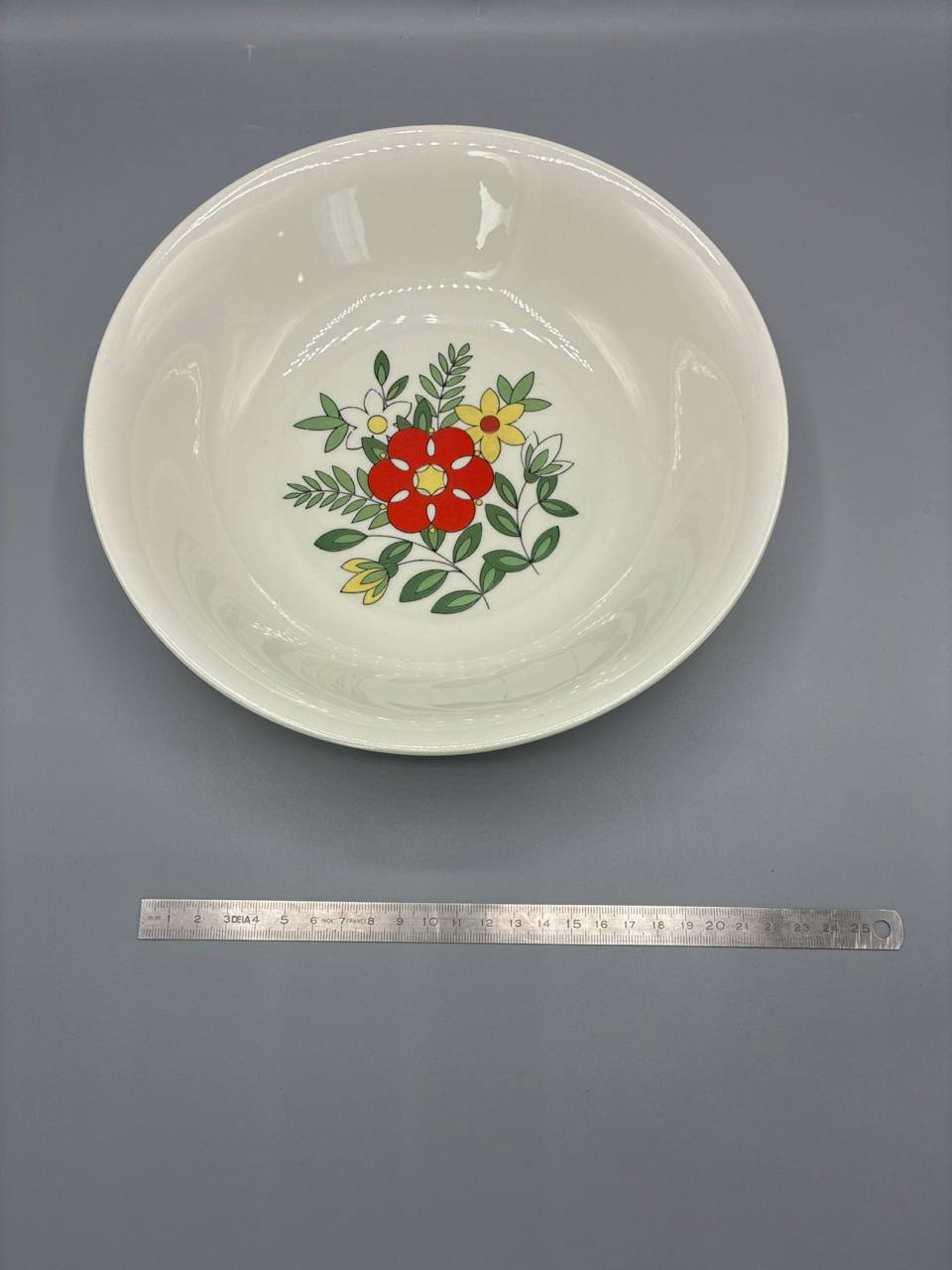 Plat creux de service en porcelaine – Décor floral rouge et jaune – Weidmann Porzellan – Italie années 70