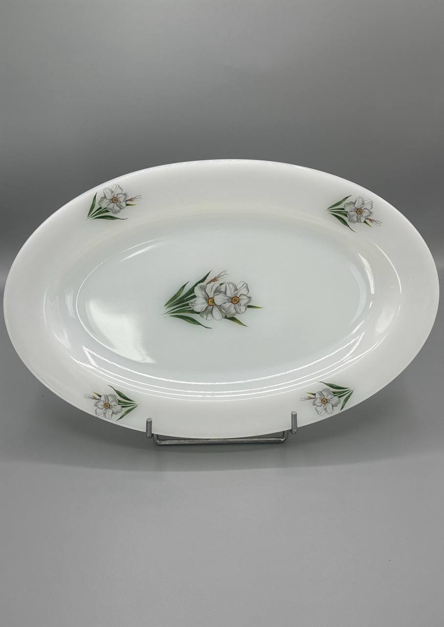 Grand plat ovale Arcopal – Décor narcisses blancs – Verre opale – France années 70