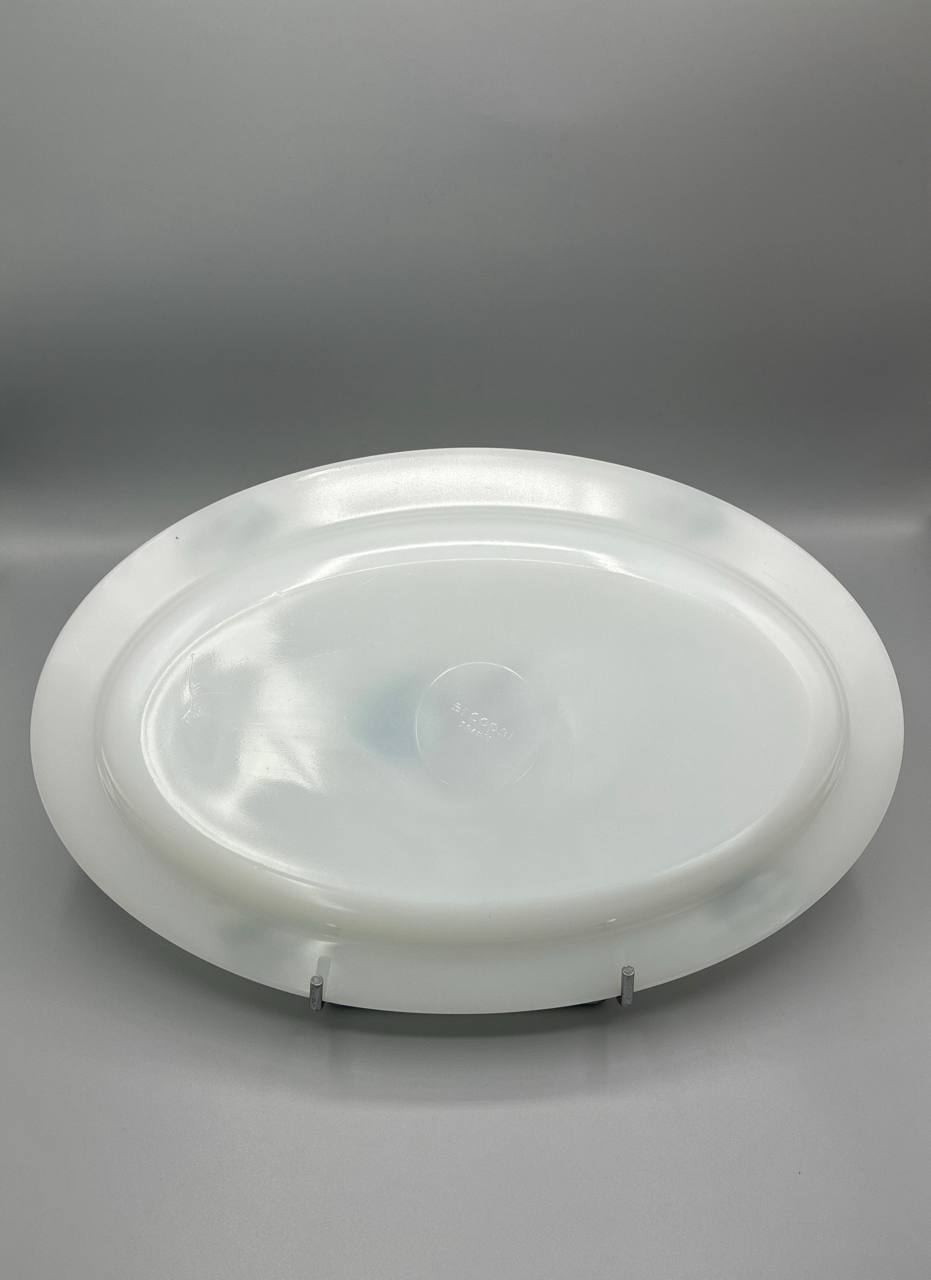 Grand plat ovale Arcopal – Décor narcisses blancs – Verre opale – France années 70