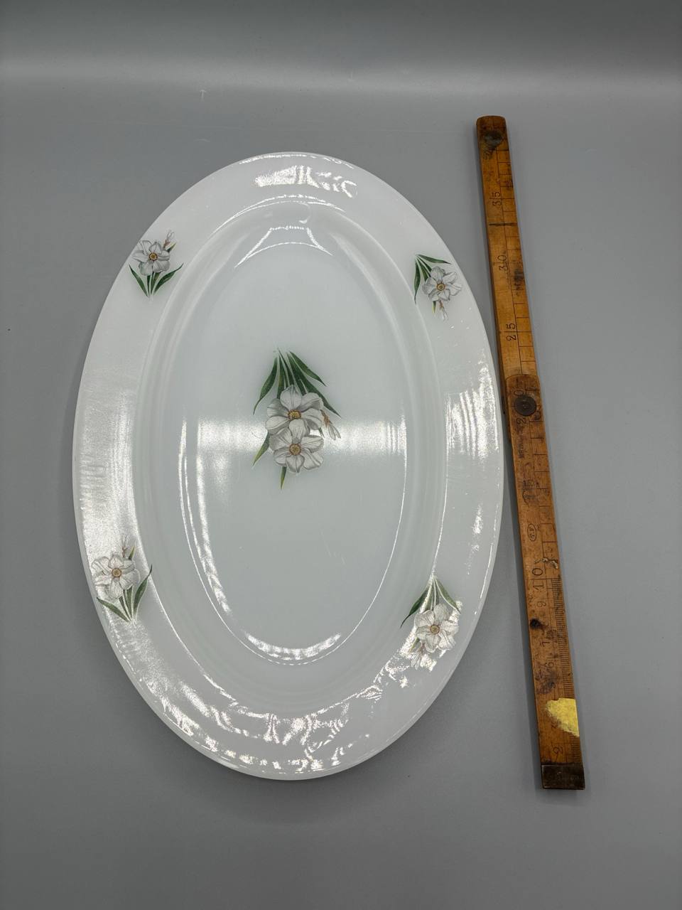 Grand plat ovale Arcopal – Décor narcisses blancs – Verre opale – France années 70
