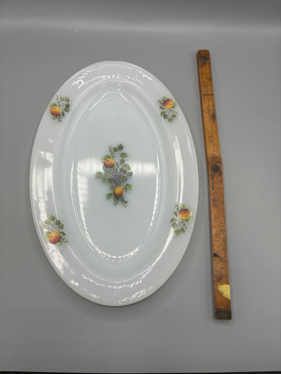 Grand plat ovale Arcopal – Décor fruits d'automne pêches et raisins – Verre opale – France années 70