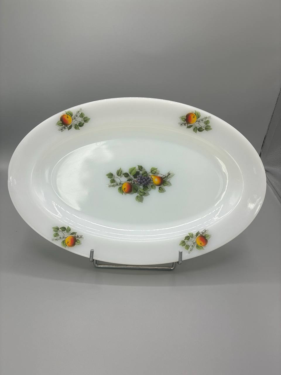 Grand plat ovale Arcopal – Décor fruits d'automne pêches et raisins – Verre opale – France années 70