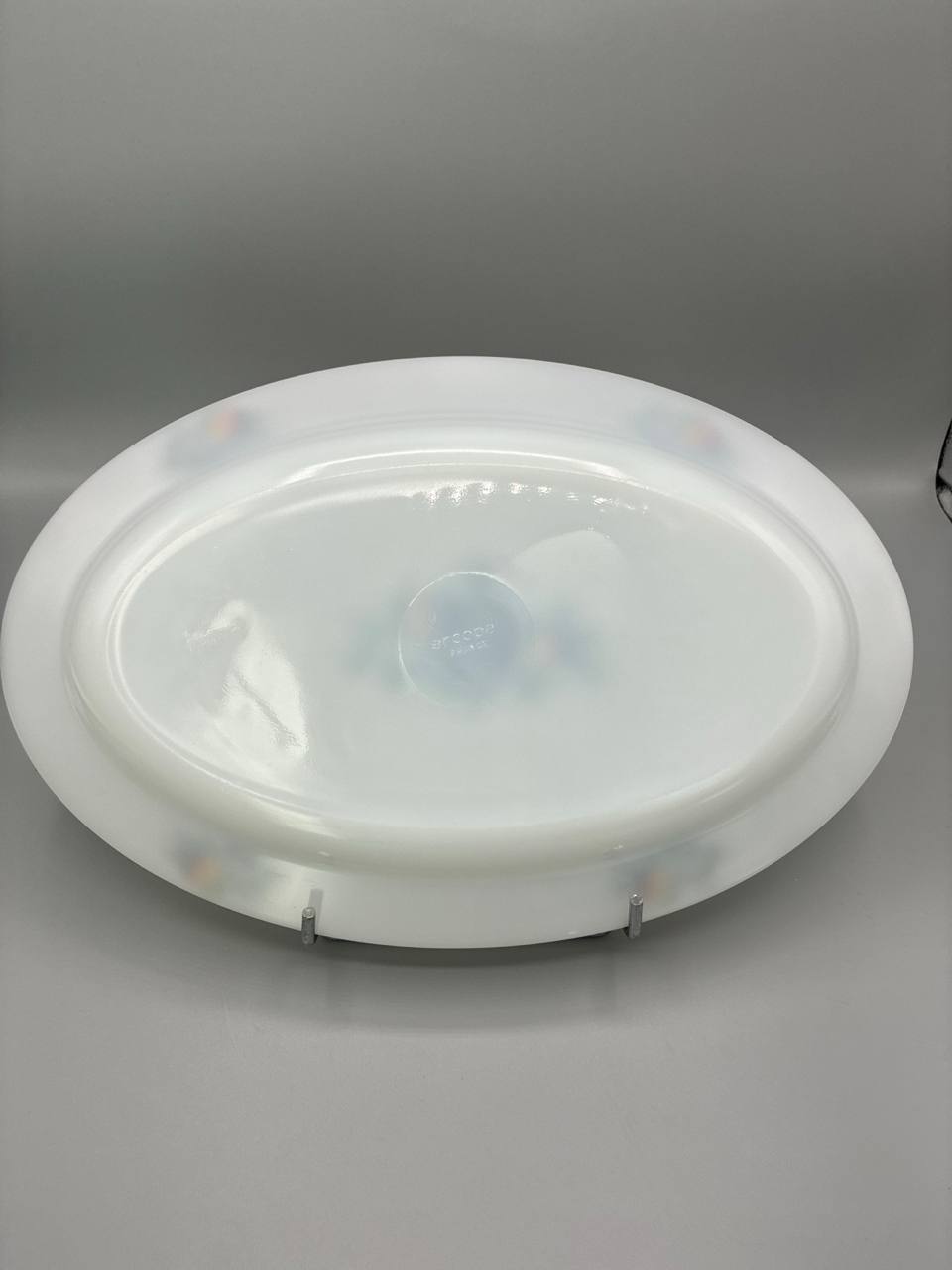 Grand plat ovale Arcopal – Décor fruits d'automne pêches et raisins – Verre opale – France années 70