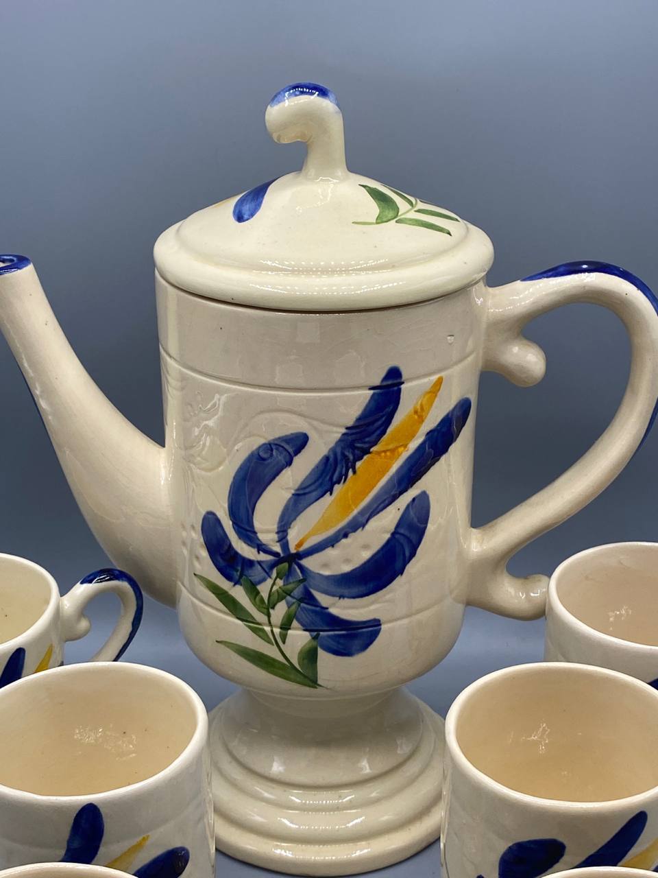 Service à café céramique peint main – décor floral bleu cobalt – 7 pièces, années 60