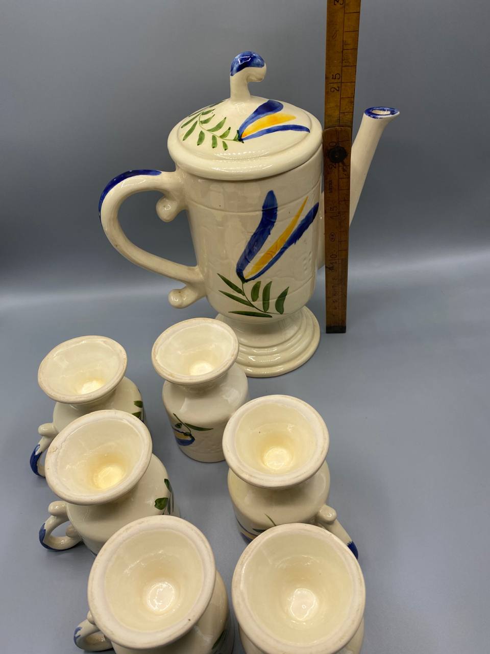 Service à café céramique peint main – décor floral bleu cobalt – 7 pièces, années 60