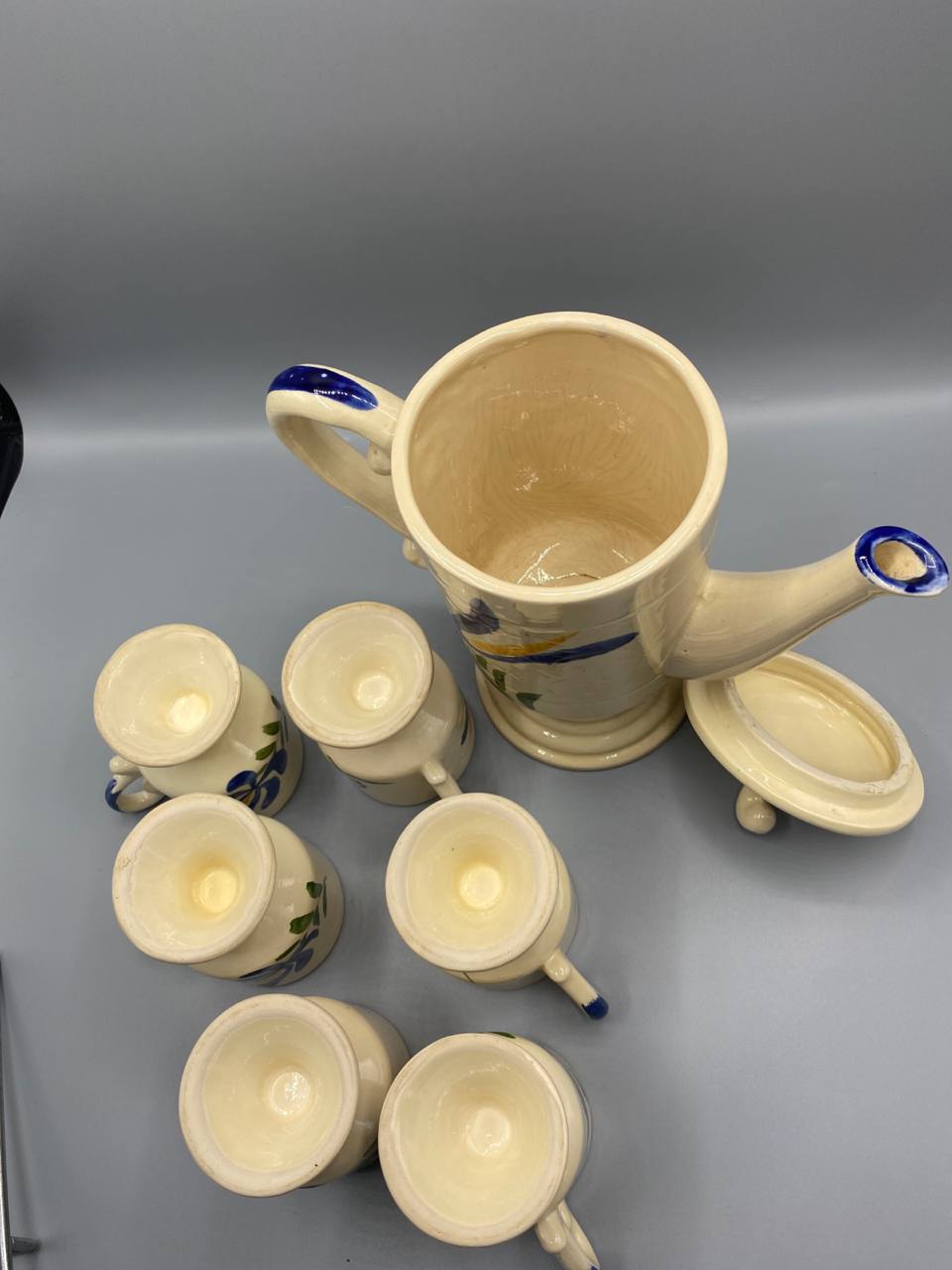 Service à café céramique peint main – décor floral bleu cobalt – 7 pièces, années 60