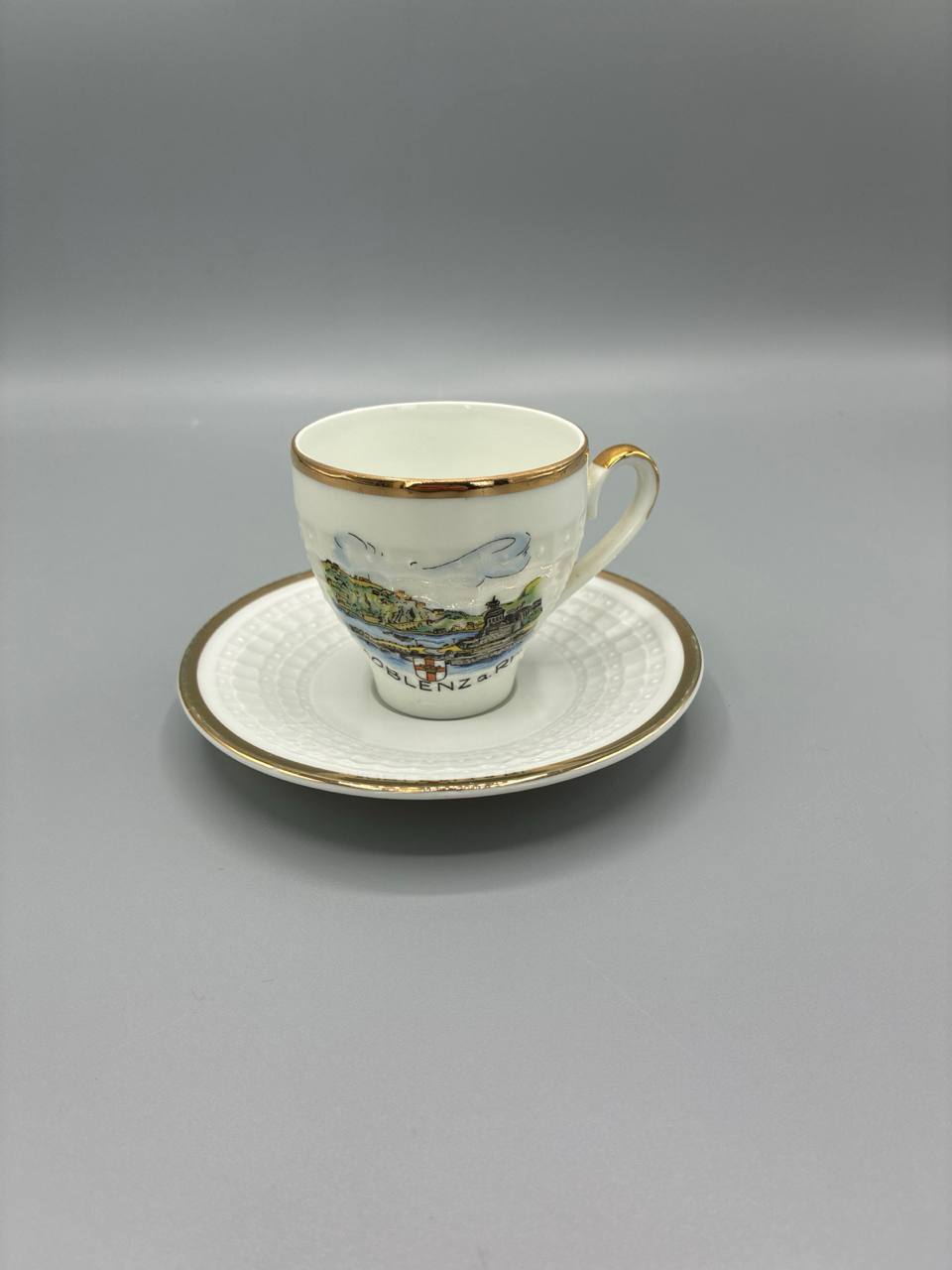Tasse à café et soucoupe – Edelstein Bavaria – décor Koblenz – porcelaine dorée relief