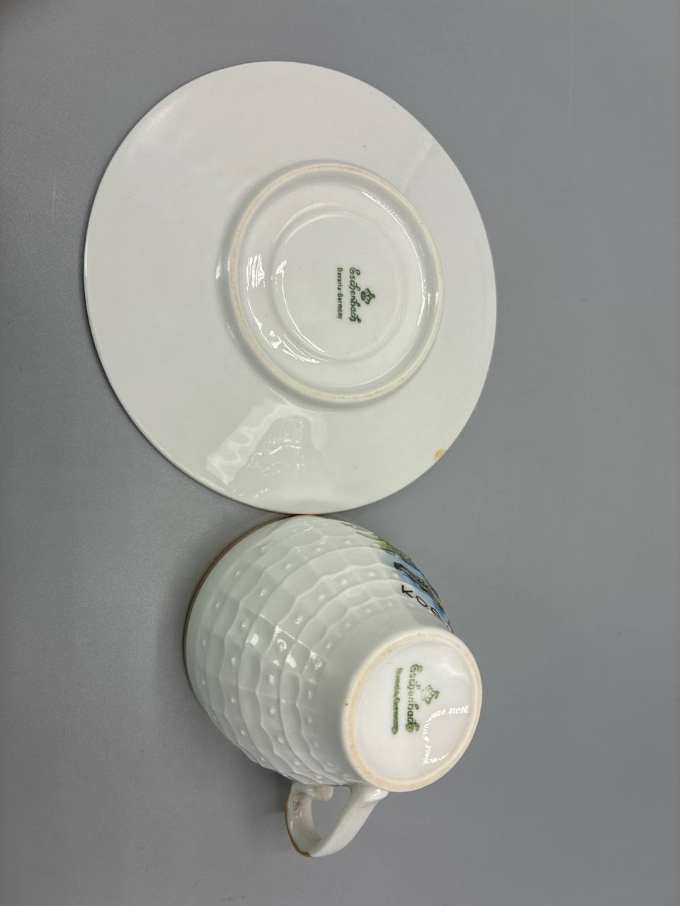 Tasse à café et soucoupe – Edelstein Bavaria – décor Koblenz – porcelaine dorée relief