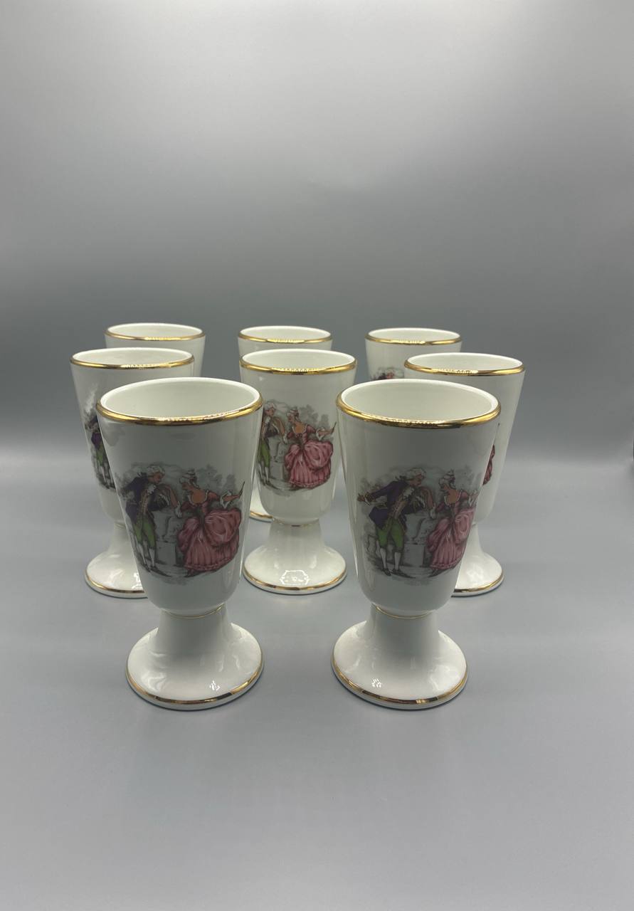 Suite de 8 mazagrans en porcelaine du Berry – Décor scène galante – Filet or – Compagnie Nationale