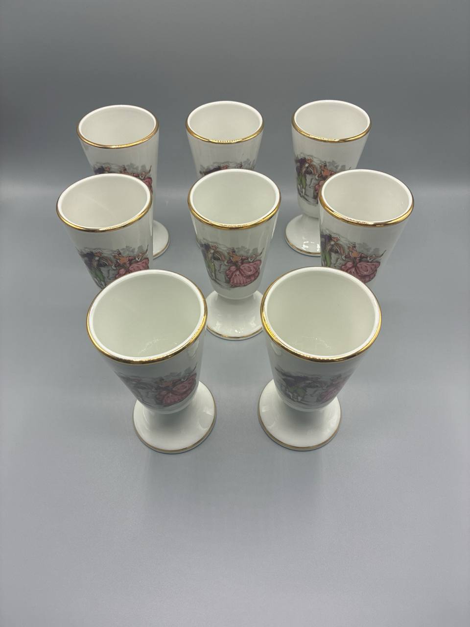 Suite de 8 mazagrans en porcelaine du Berry – Décor scène galante – Filet or – Compagnie Nationale