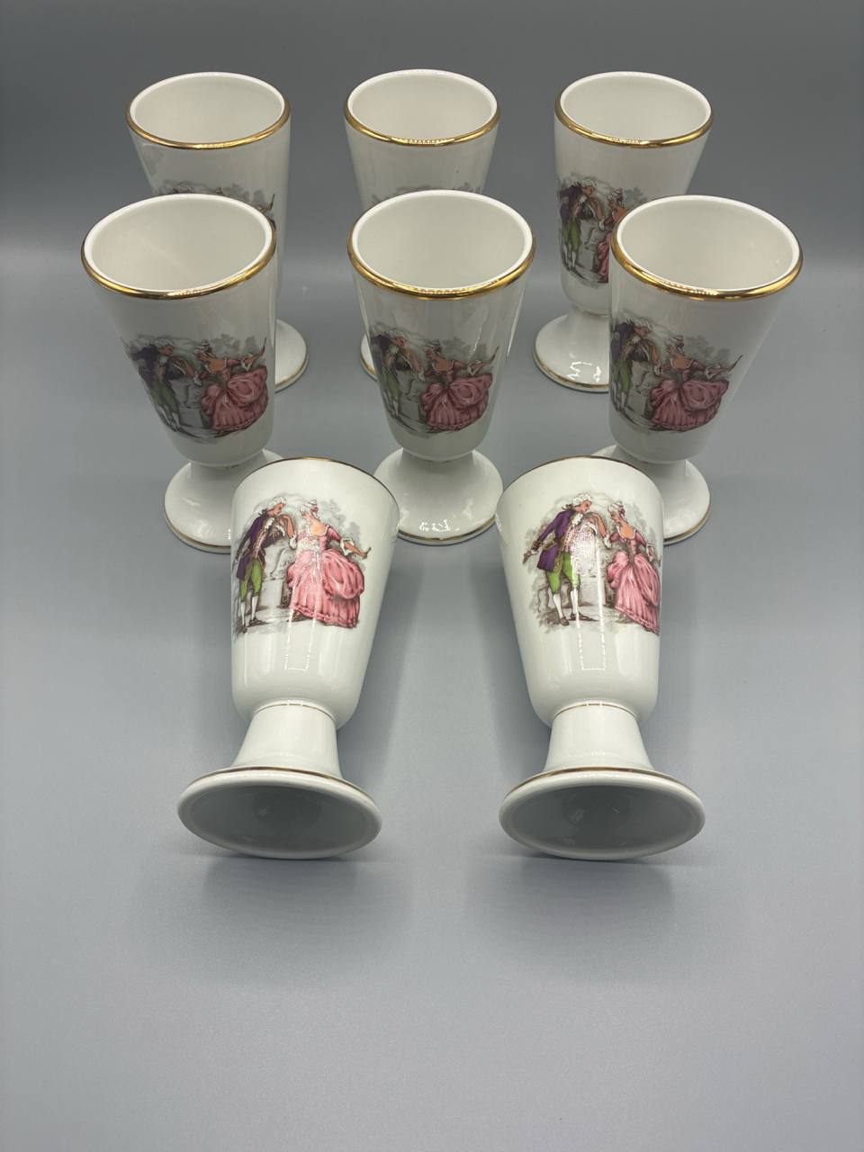 Suite de 8 mazagrans en porcelaine du Berry – Décor scène galante – Filet or – Compagnie Nationale