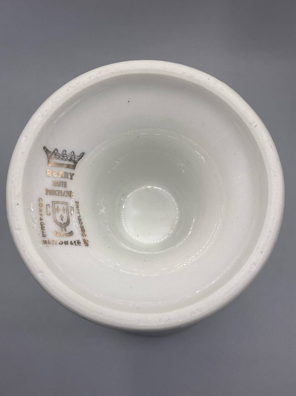 Suite de 8 mazagrans en porcelaine du Berry – Décor scène galante – Filet or – Compagnie Nationale