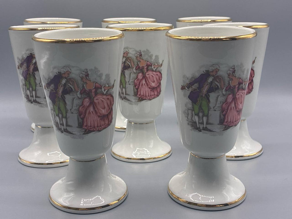 Suite de 8 mazagrans en porcelaine du Berry – Décor scène galante – Filet or – Compagnie Nationale