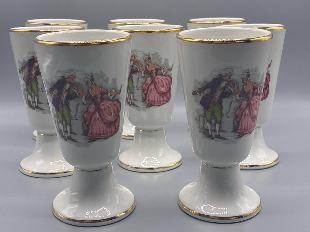 Suite de 8 mazagrans en porcelaine du Berry – Décor scène galante – Filet or – Compagnie Nationale