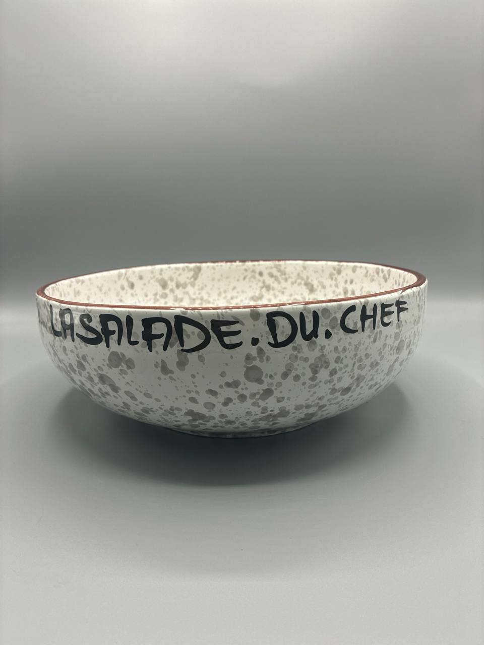 Grand saladier vintage « La Salade du Chef » – Faïence française artisanale – Esprit bistrot et campagne
