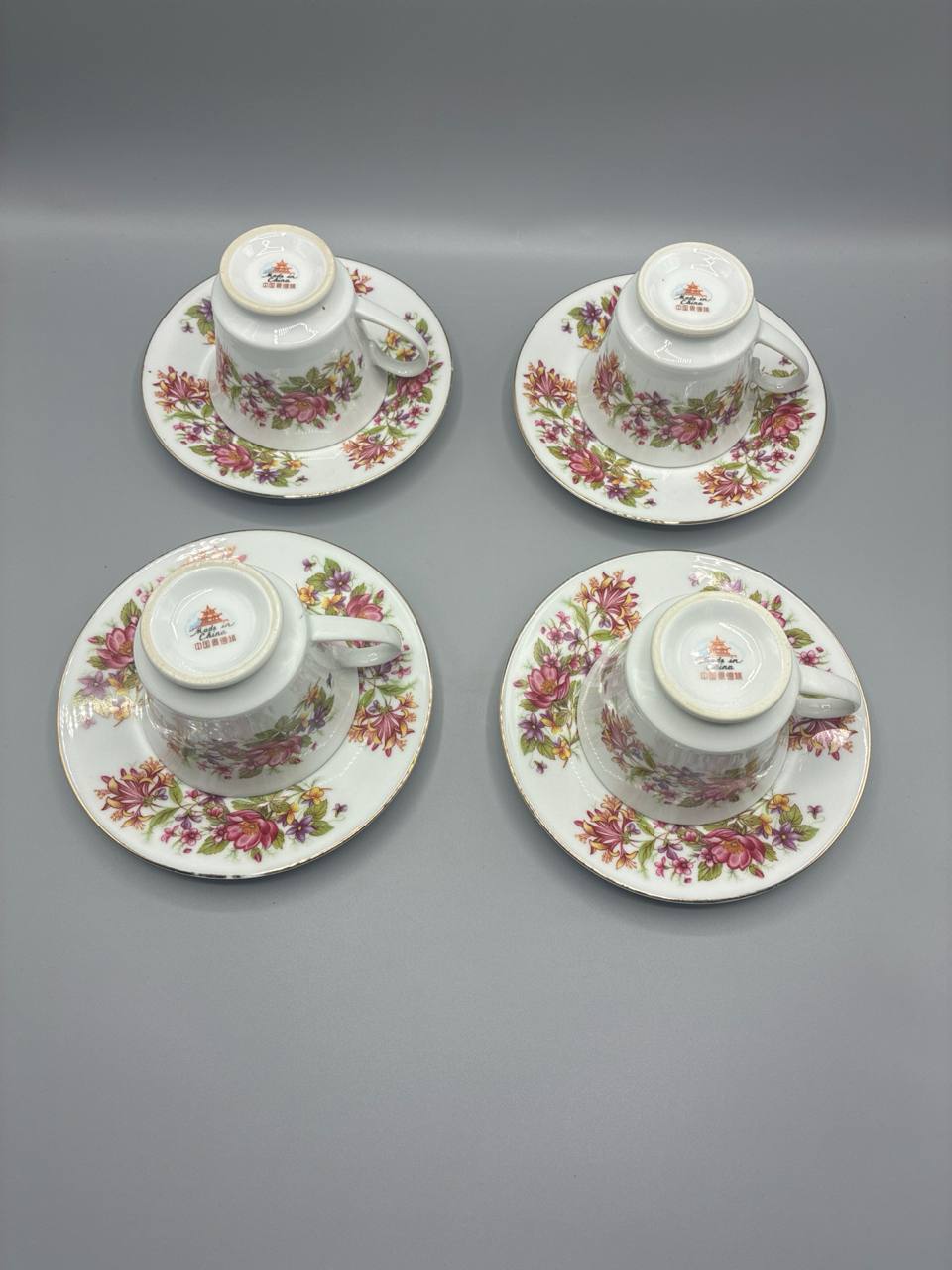 Service 4 tasses à thé et soucoupes – Porcelaine de Jingdezhen – Décor floral pivoines