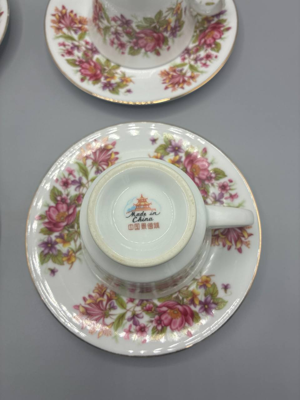 Service 4 tasses à thé et soucoupes – Porcelaine de Jingdezhen – Décor floral pivoines