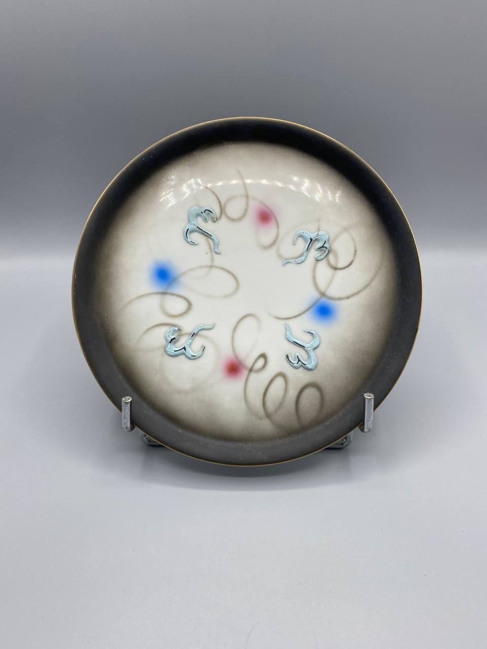 Plateau à saké en porcelaine japonaise – Décor émaillé relief bleu et arabesques
