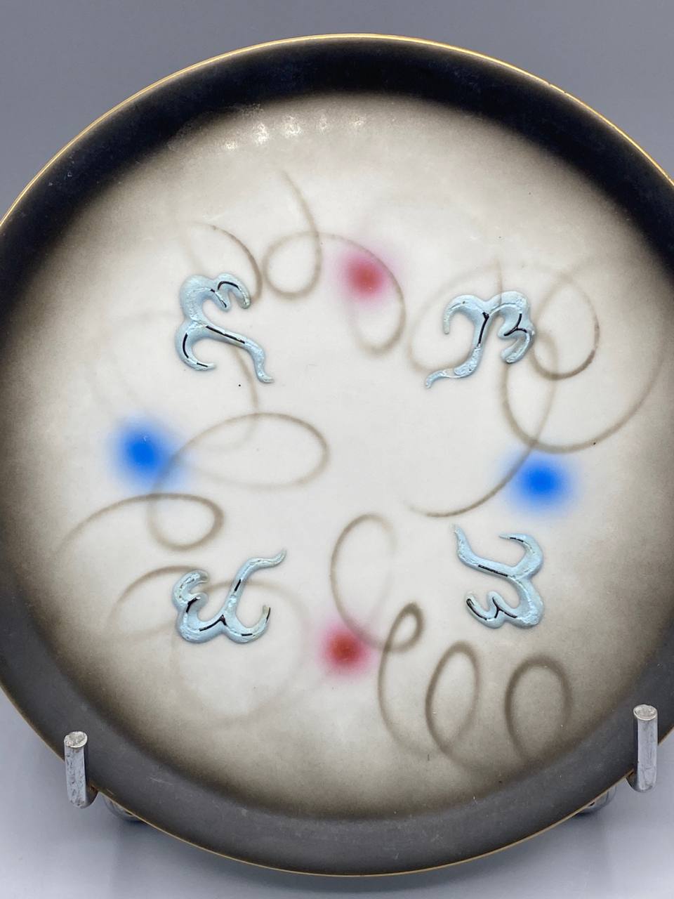Plateau à saké en porcelaine japonaise – Décor émaillé relief bleu et arabesques